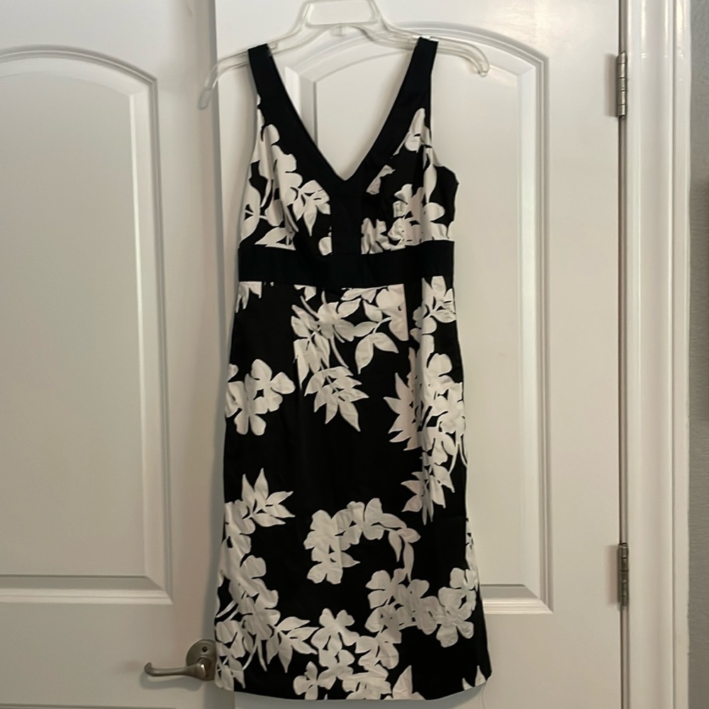 Flaoral black and white dress